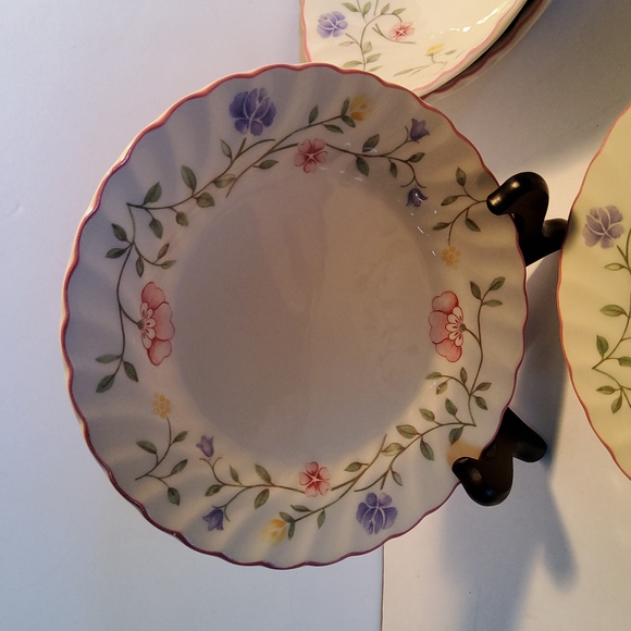 Johnson Brothers England lot of five, two cereal bowls and three dessert plates. - Picture 4 of 8